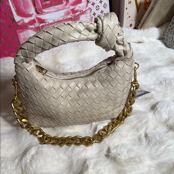 Elegant Cream Woven Handbag - Picture 5 of 10